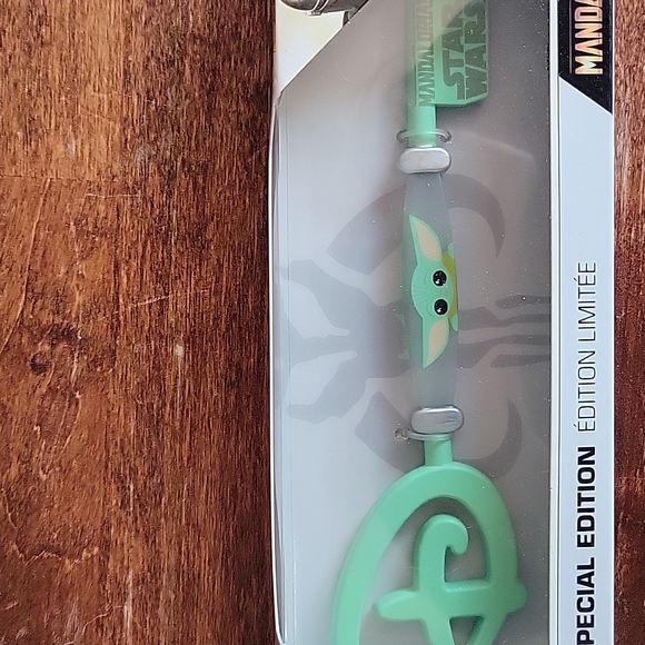 Disney Store Star Wars Mandalorian Special Edition Collector Opening Key - Picture 2 of 5